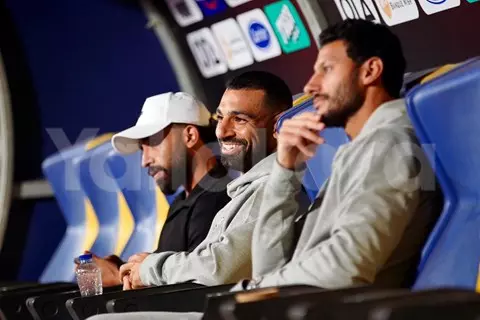 رغم إراحتهما.. صلاح والشناوي يدعمان منتخب مصر أمام غينيا بيساو (صور)